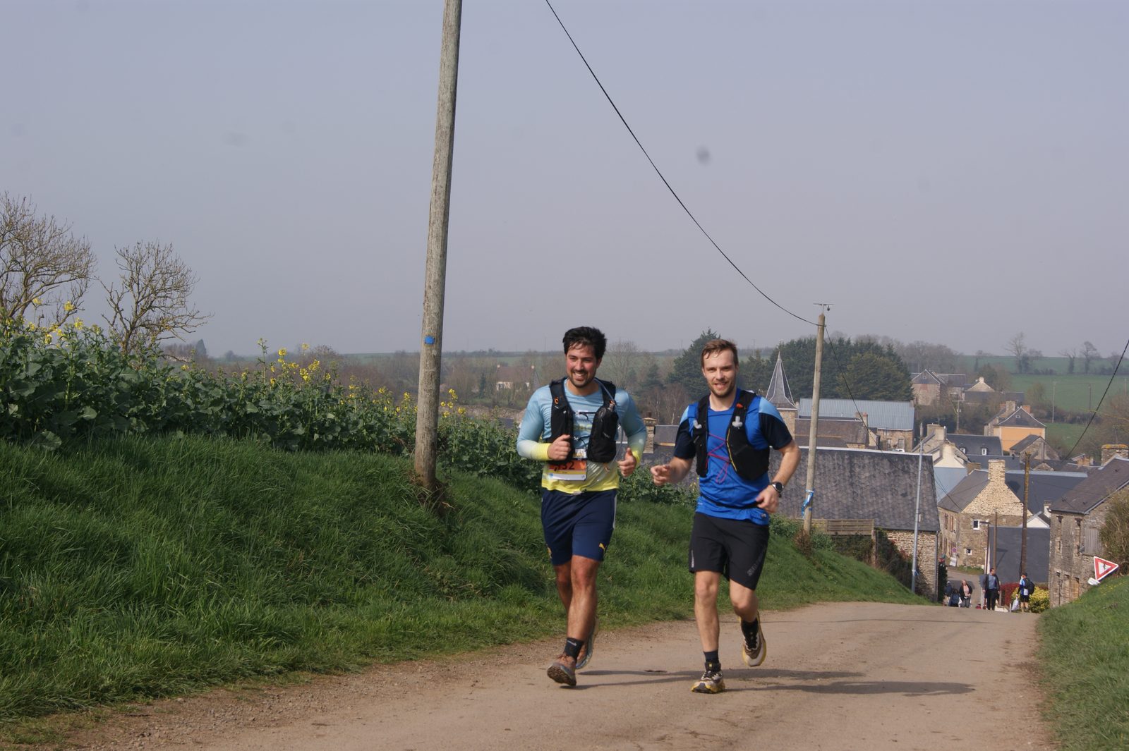 Coureurs de la Fabrizh Run sur les sentiers de la Suisse Normande