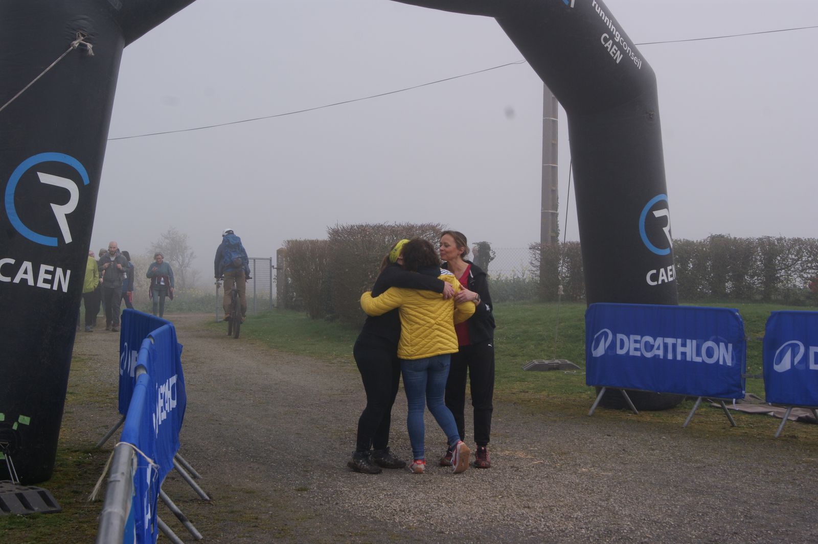 Accolade sous l'arche d'arrivée dans le brouillard