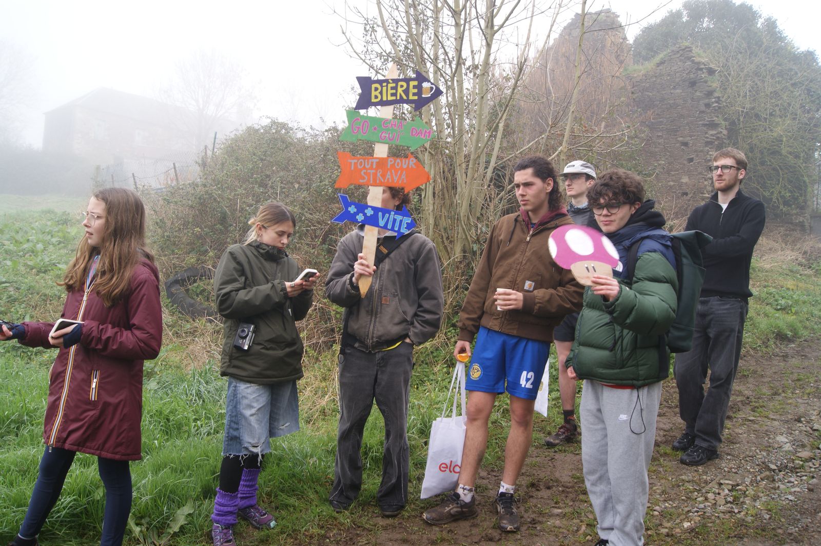 Supporters au bord du parcours avec un panneau « Bière »